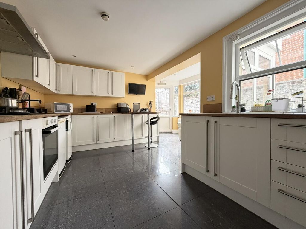 Property photo 3 of 9 Kitchen