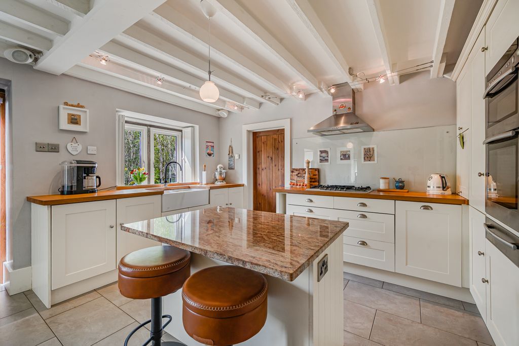 Property photo 3 of 30 Kitchen