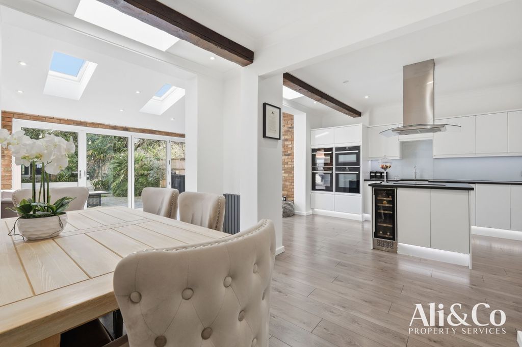 Property photo 2 of 28