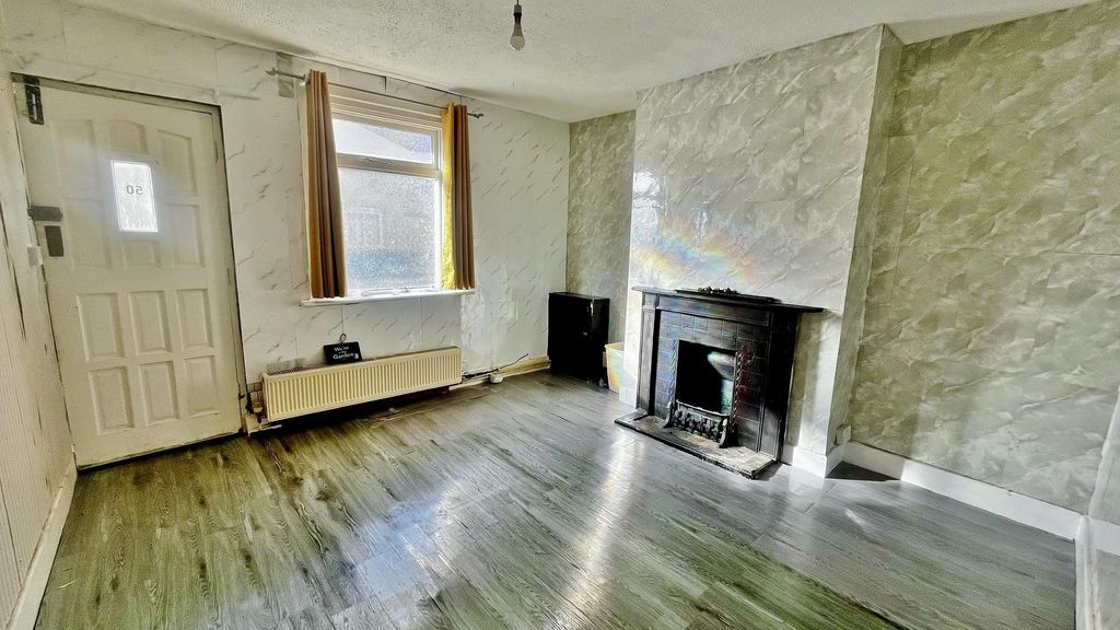 Property photo 3 of 13 Lounge