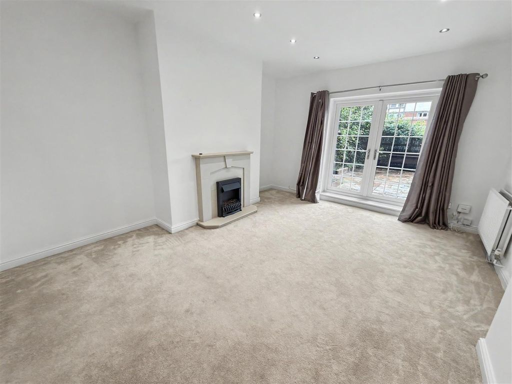 Property photo 2 of 11 Living/Dining Room