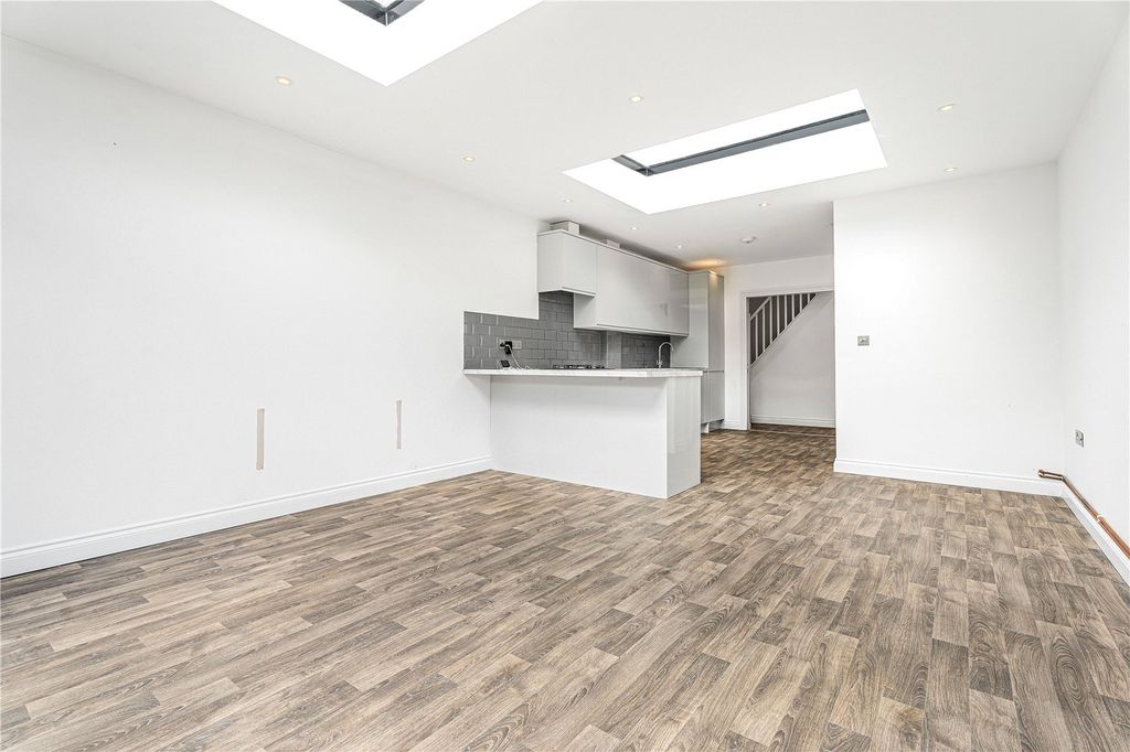 Property photo 3 of 28 Kitchen/Dining Room