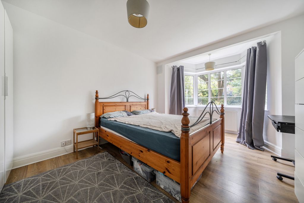 Property photo 2 of 10 Bedroom