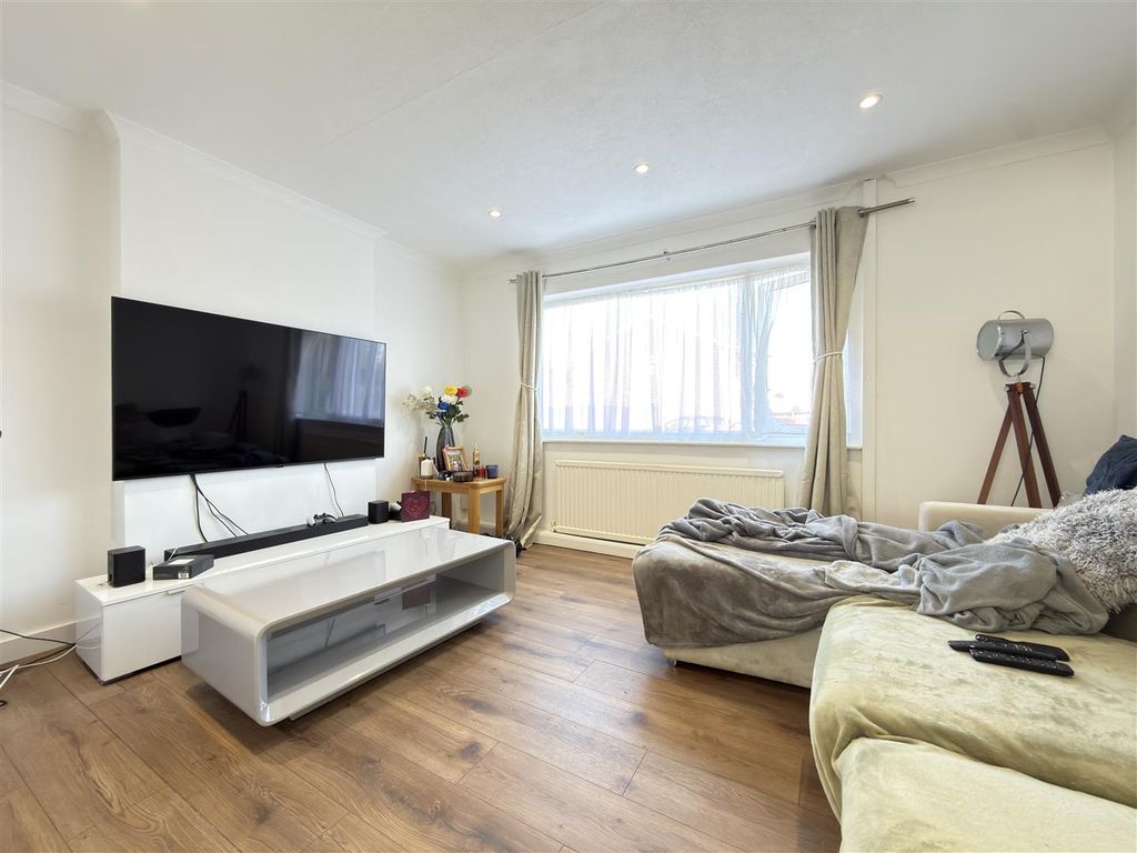 Property photo 2 of 11 Lounge