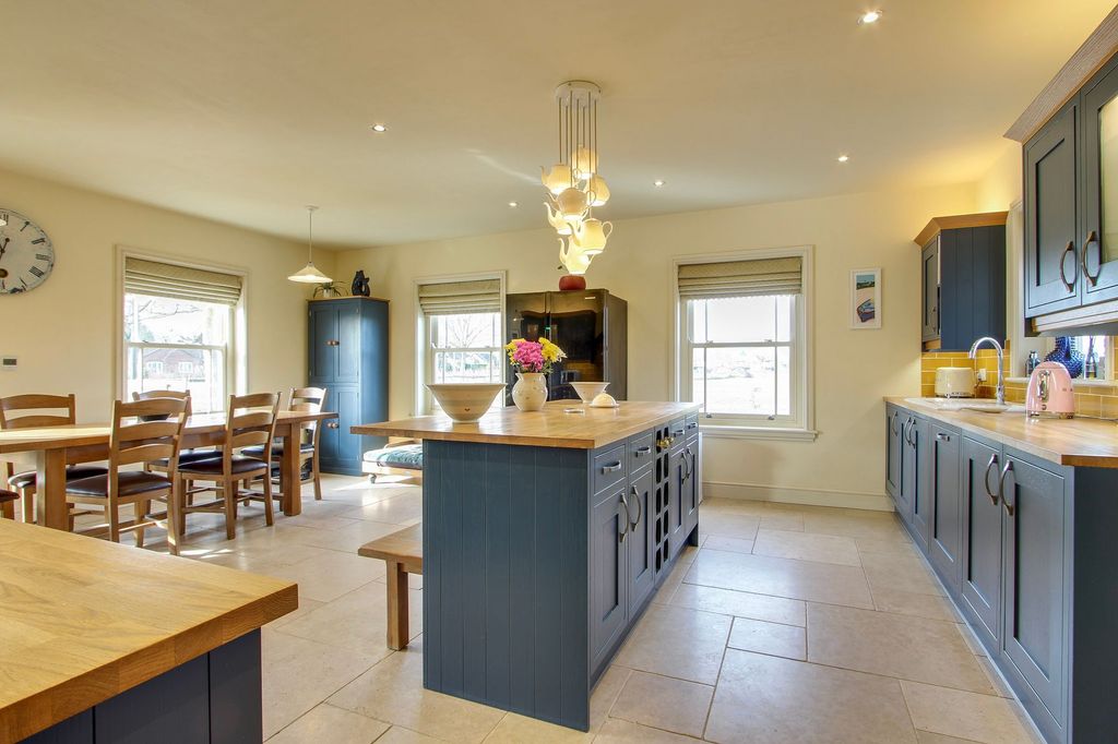 Property photo 3 of 49