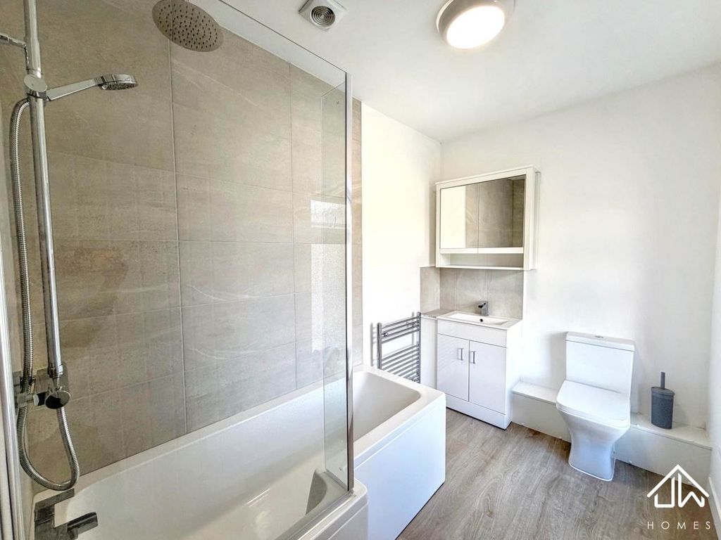 Property photo 2 of 10 Bathroom