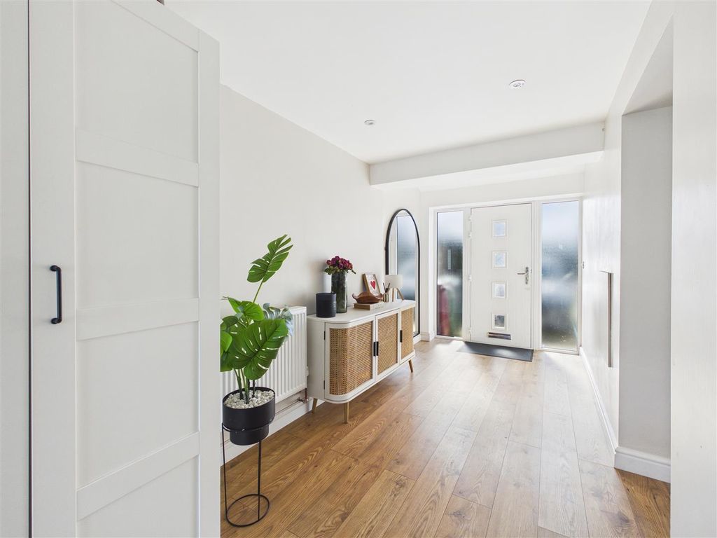 Property photo 2 of 18 Cam05476G0-Pr0163-Still002.Jpg