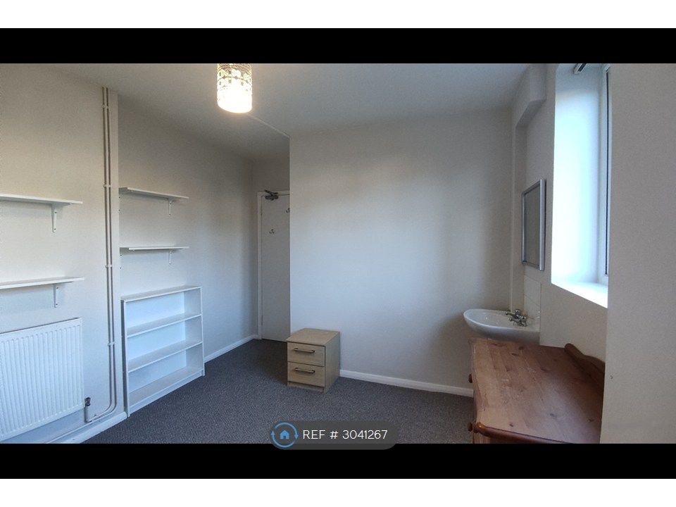 Property photo 2 of 6 Double Room To Rent In Merstham, Surrey