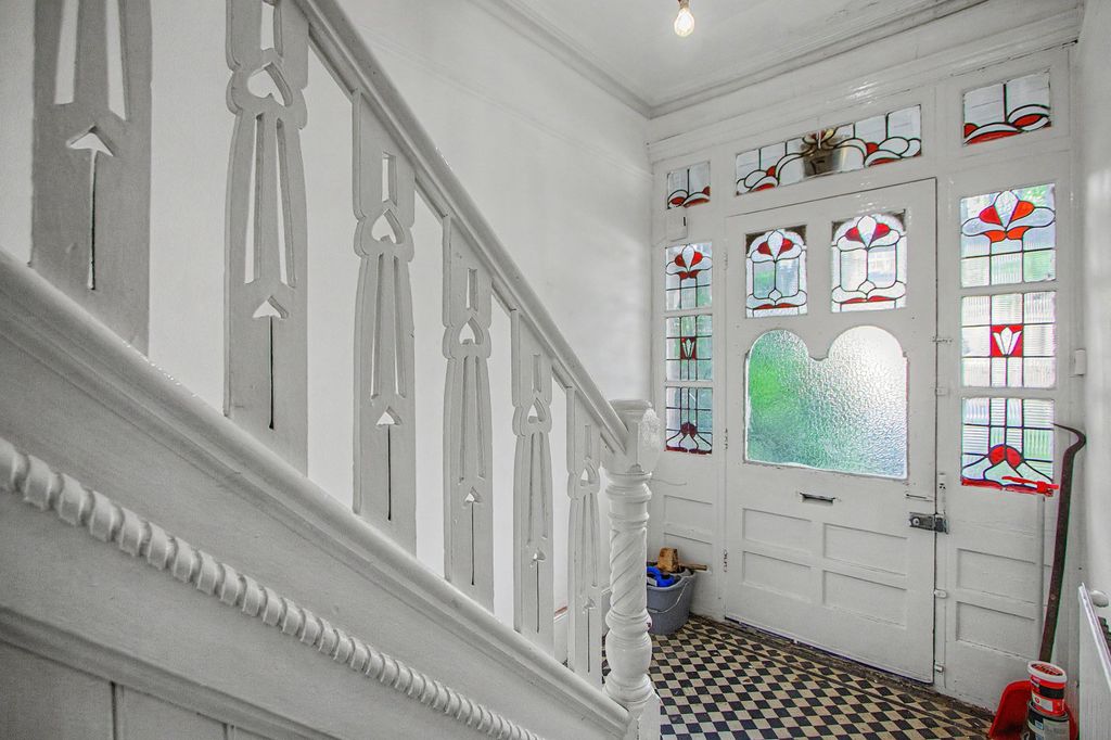 Property photo 3 of 16 7 Netherfield Road, London N12 8Dp