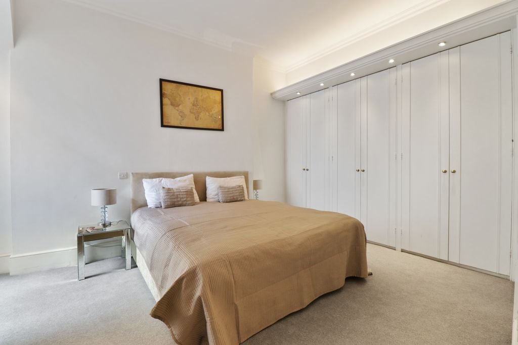 Property photo 3 of 7 6 Ensuite Bedroom 1