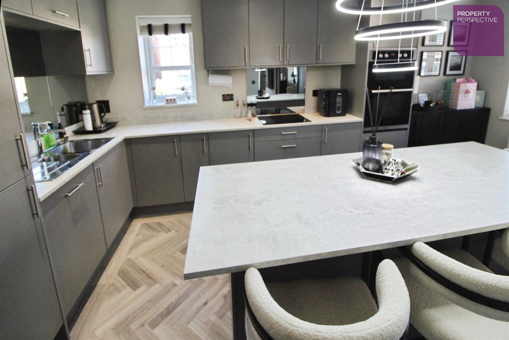 Property photo 3 of 14 Dining Kitchen