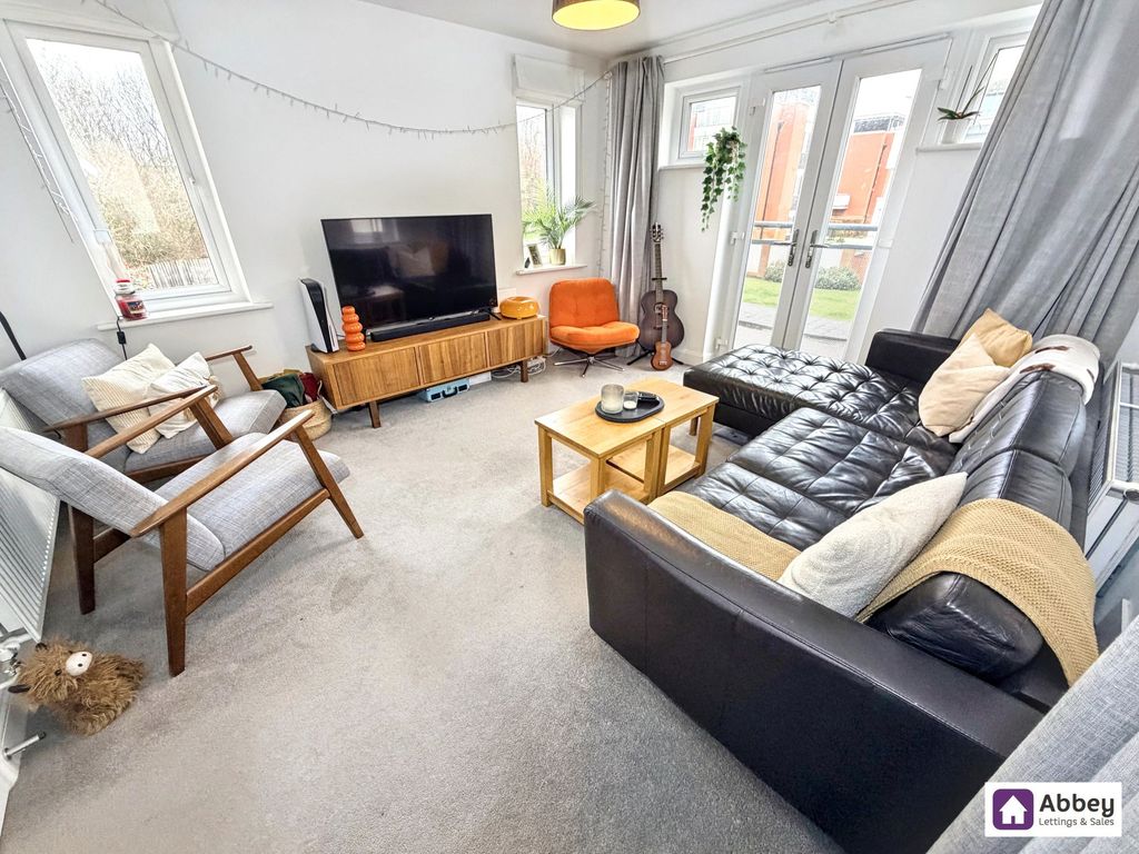 Property photo 3 of 18 Lounge