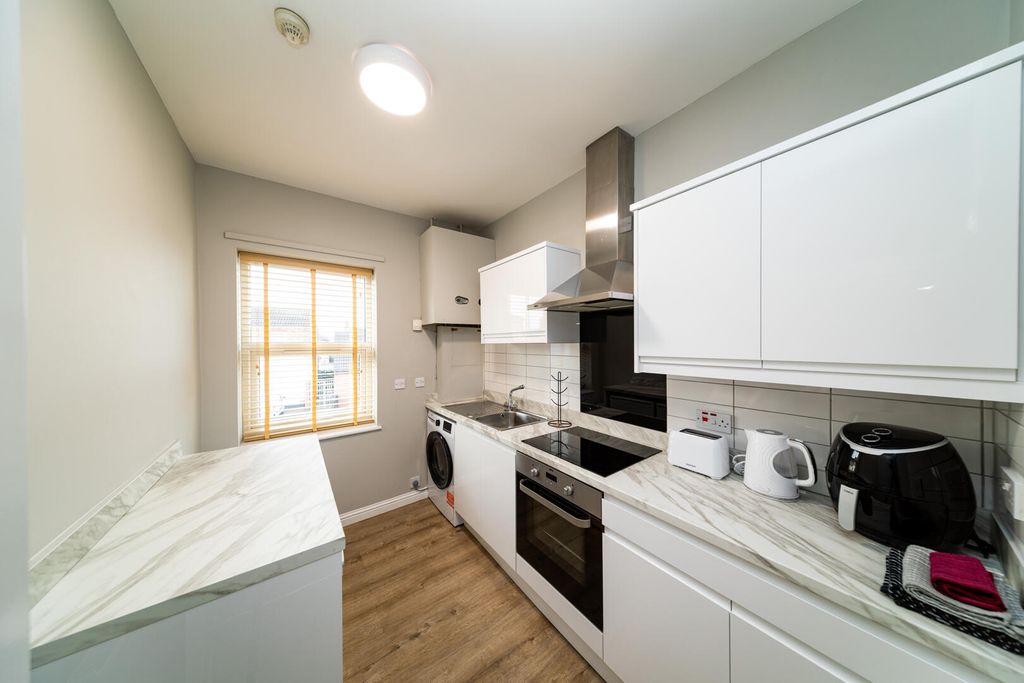 Property photo 3 of 11 Kitchen