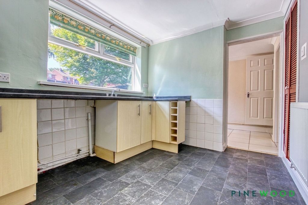Property photo 3 of 14 Kitchen
