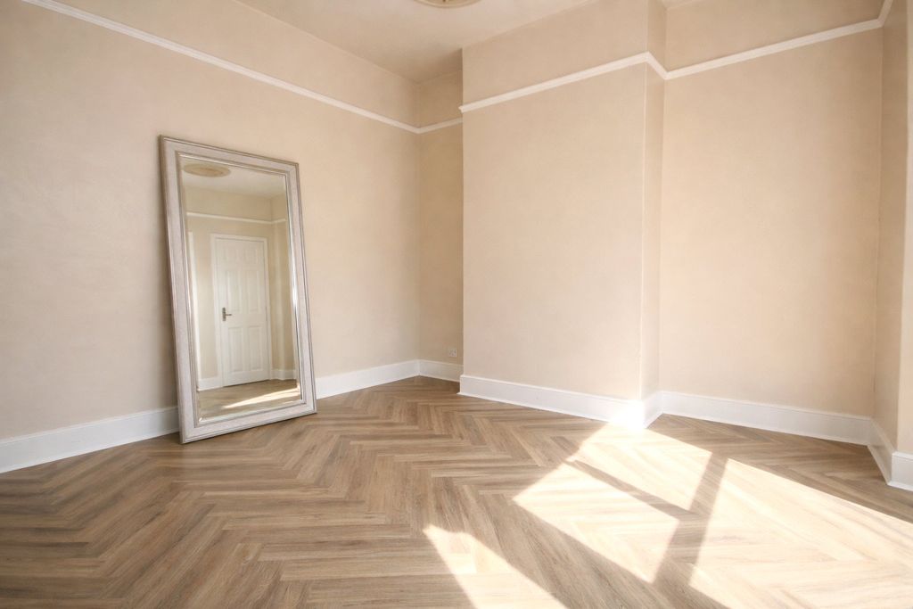 Property photo 2 of 9 Bedroom