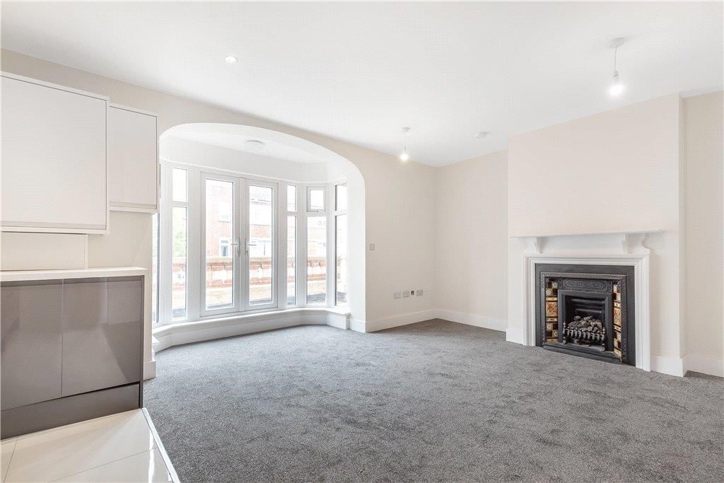 Property photo 3 of 10 Living Room/Kitchen