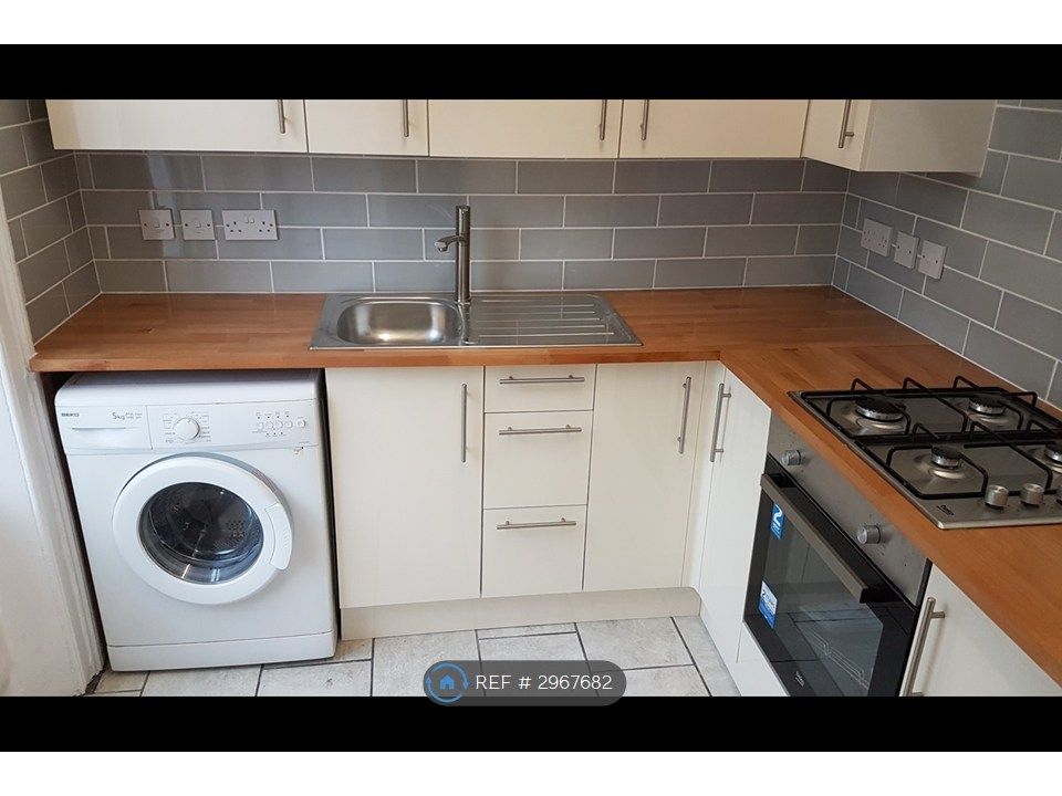 Property photo 3 of 8 Kitchen