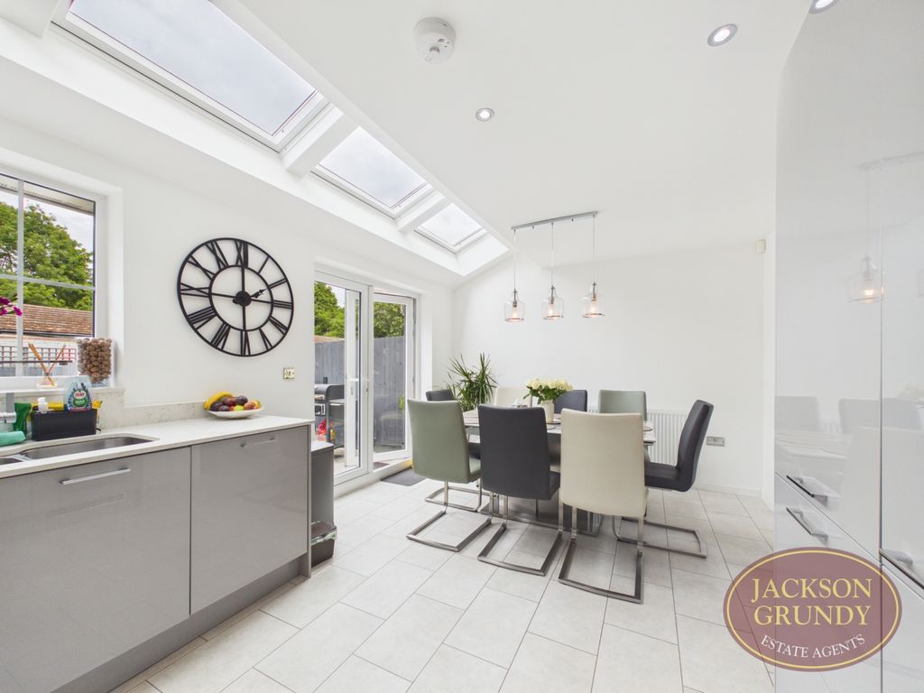 Property photo 3 of 11 Vicarage Farm Drive