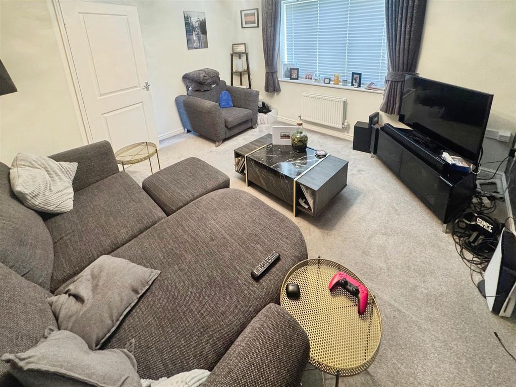 Property photo 3 of 11 Lounge