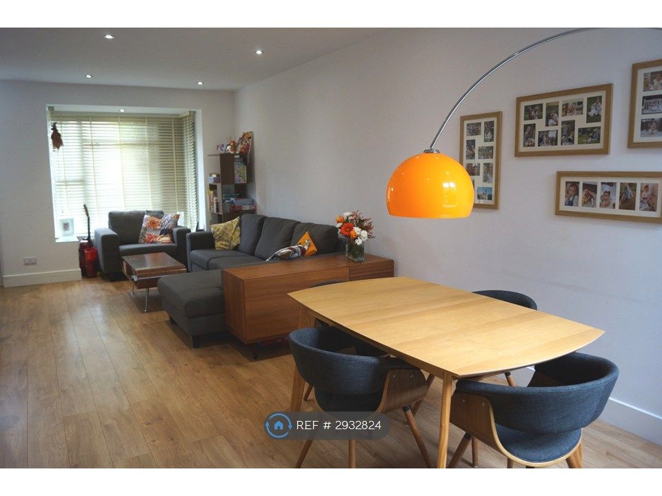 Property photo 1 of 11 Livingroom