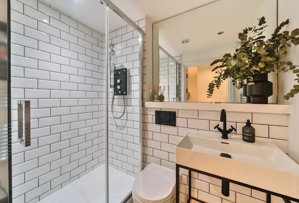 Property photo 1 of 10 1305926-15-684722...