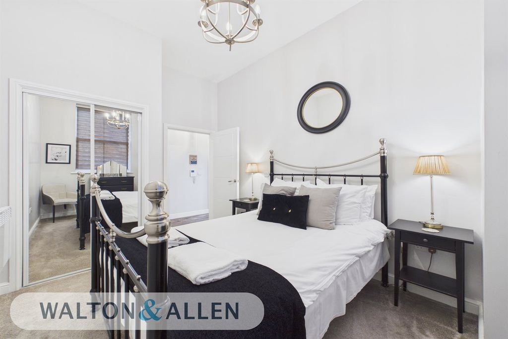 2 bed flat to rentDrapers Bridge NG1 photo 4