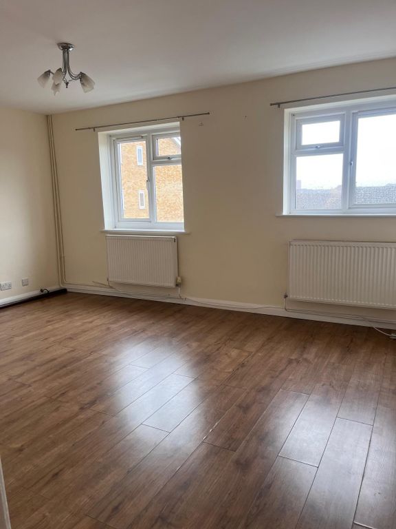 Property photo 1 of 6 3 Bed Flat To Rent Radcliffe Way, Northolt Ub5