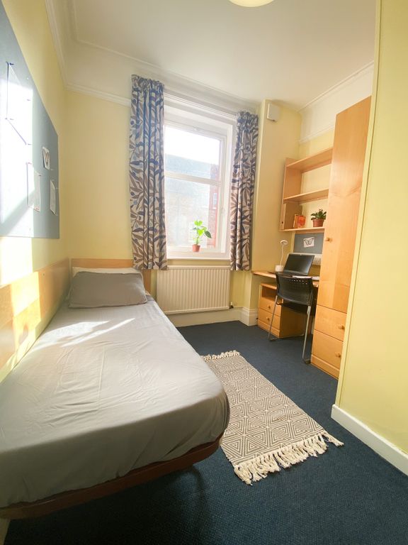 Property photo 1 of 10 A Bright And Tidy Single Bedroom With A Comfortabl...