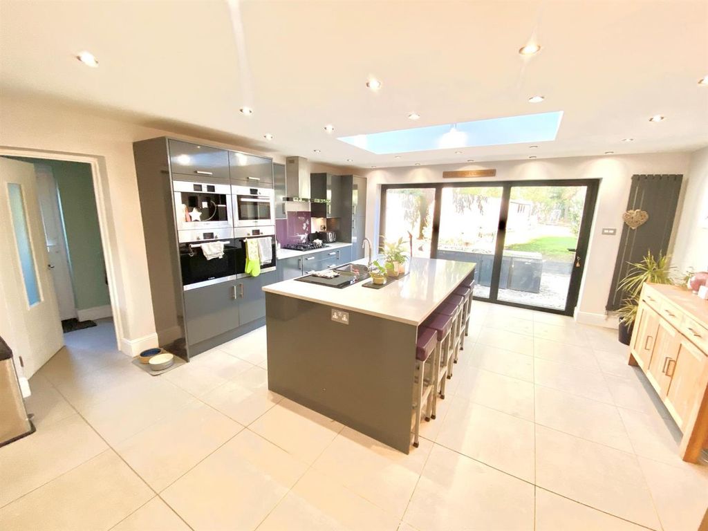 Property photo 2 of 17 6Bde37A3-Dd25-4Da4-A3Af-3B19F13d11De.Jpg