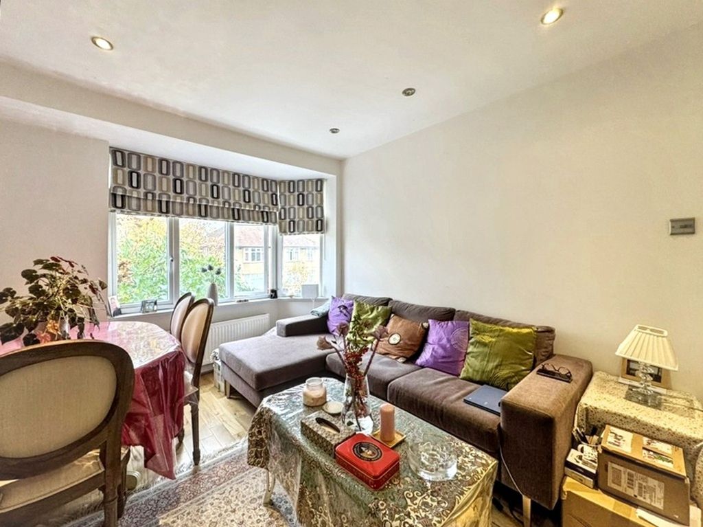 Property photo 2 of 11 Lounge