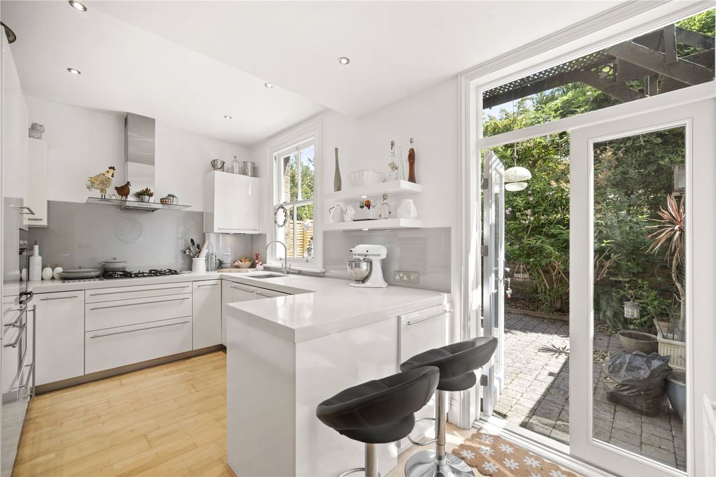 Property photo 3 of 11 Kitchen