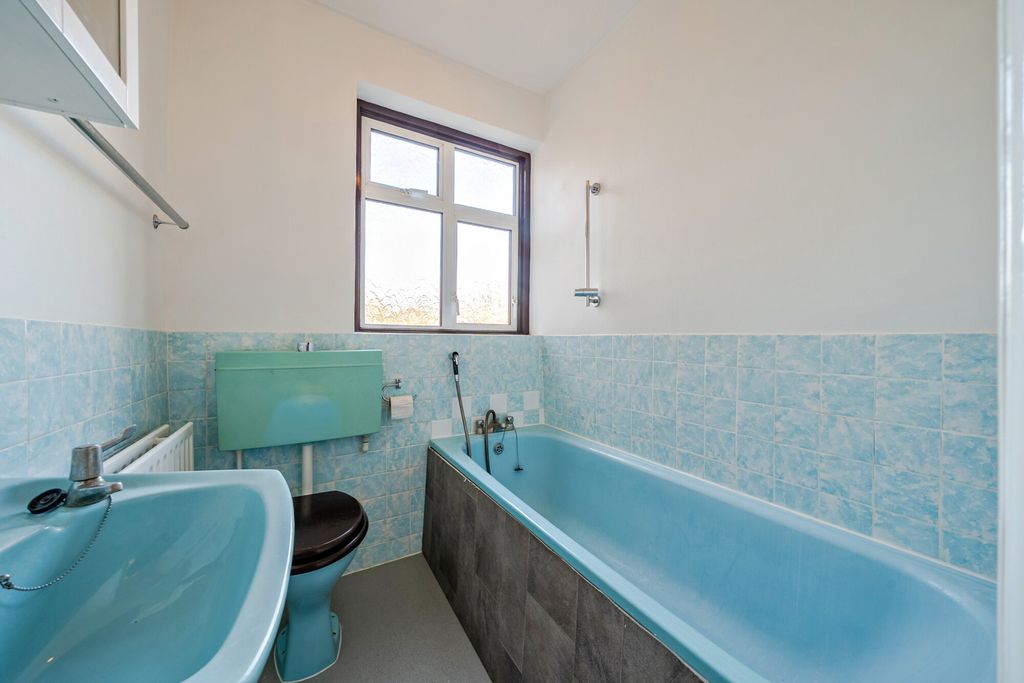 Property photo 3 of 18 Bathroom