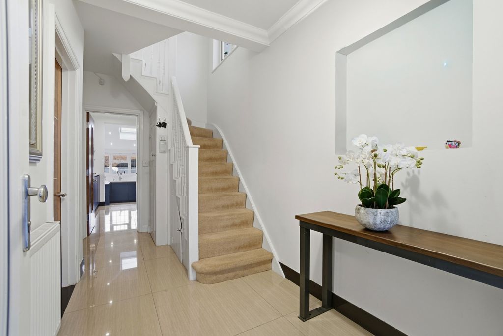 Property photo 2 of 29 4968601