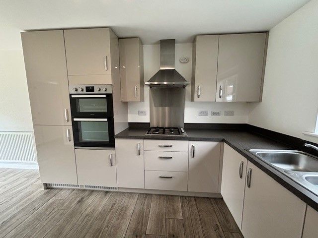 Property photo 3 of 15 Kitchen 3