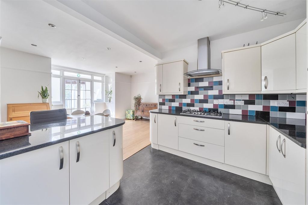 Property photo 2 of 15 Frankland Road - Kitchen.Jpg