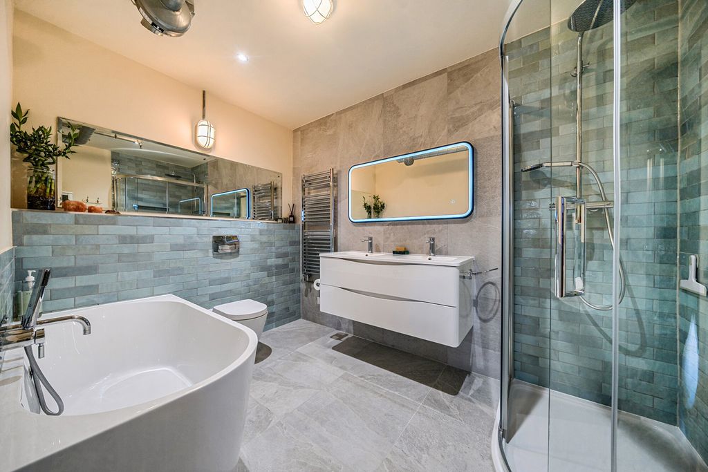 Property photo 2 of 15 1365599-1-68F61Ff...