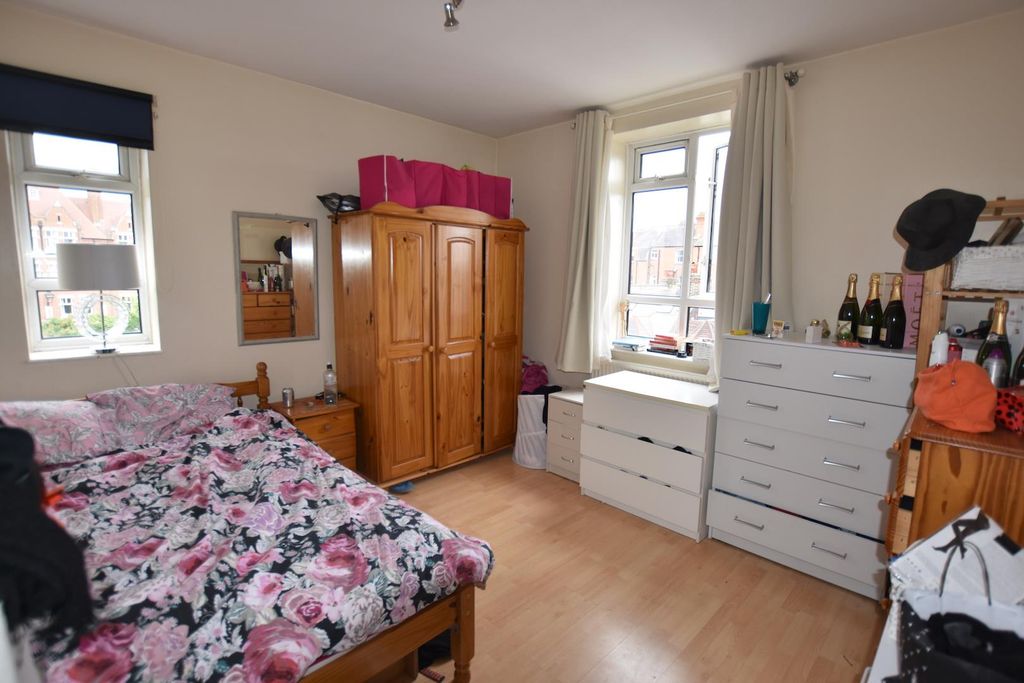 Property photo 3 of 5 Bed3.Jpg