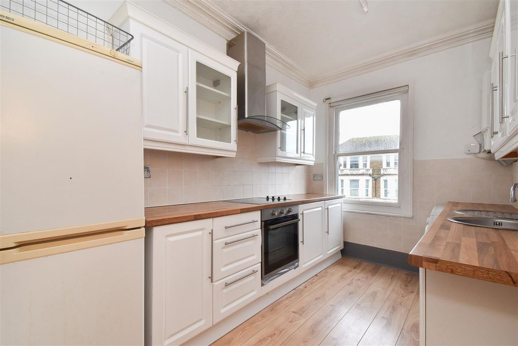 Property photo 3 of 12 Kitchen