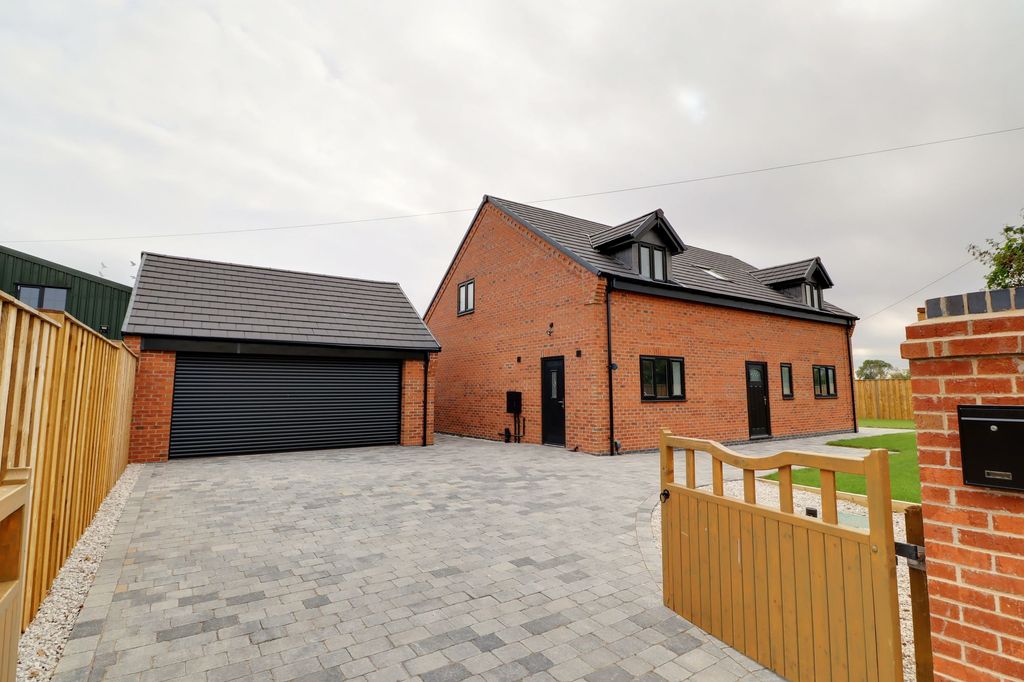 Property photo 1 of 32