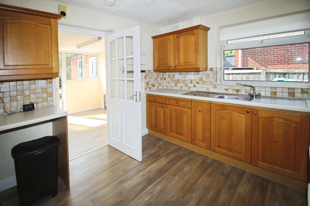 Property photo 3 of 16 Kitchen (2)