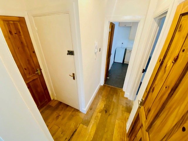 Property photo 2 of 7 Hallway