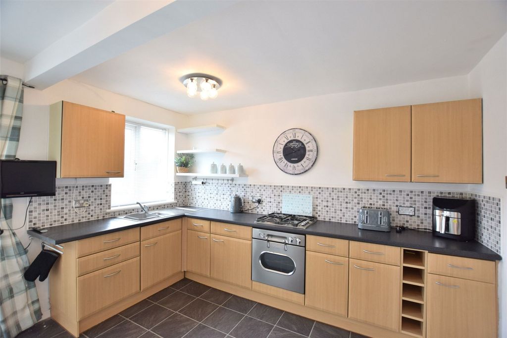 Property photo 2 of 10 Dining Kitchen