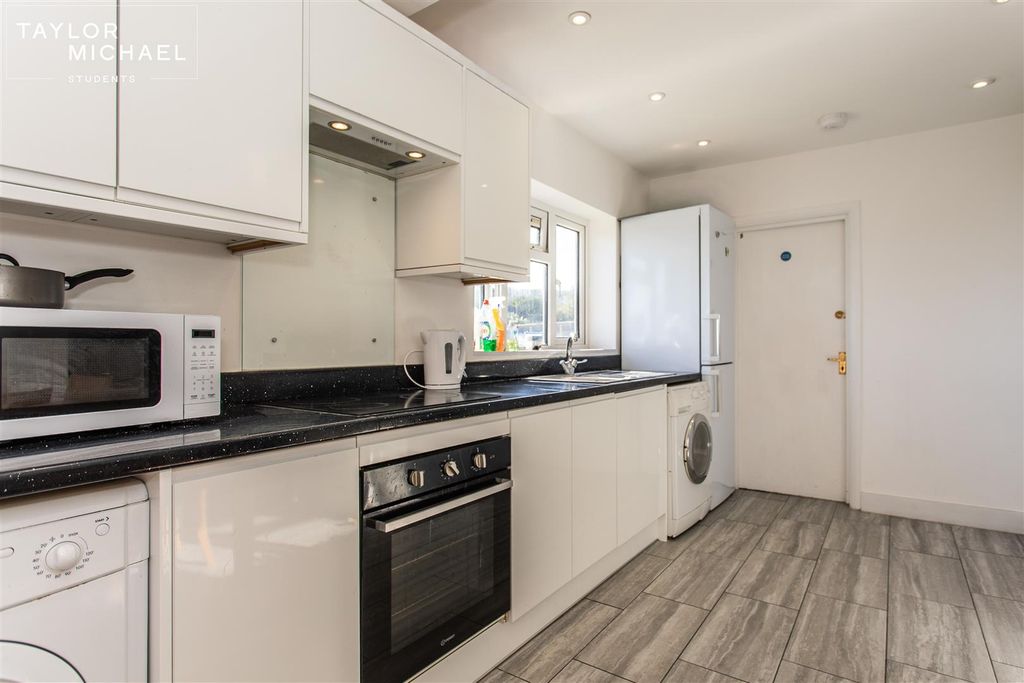 Property photo 2 of 19 Kitchen