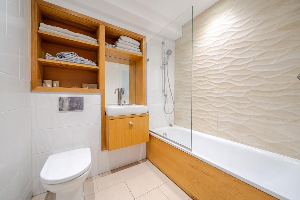 Property photo 3 of 19 Bathroom