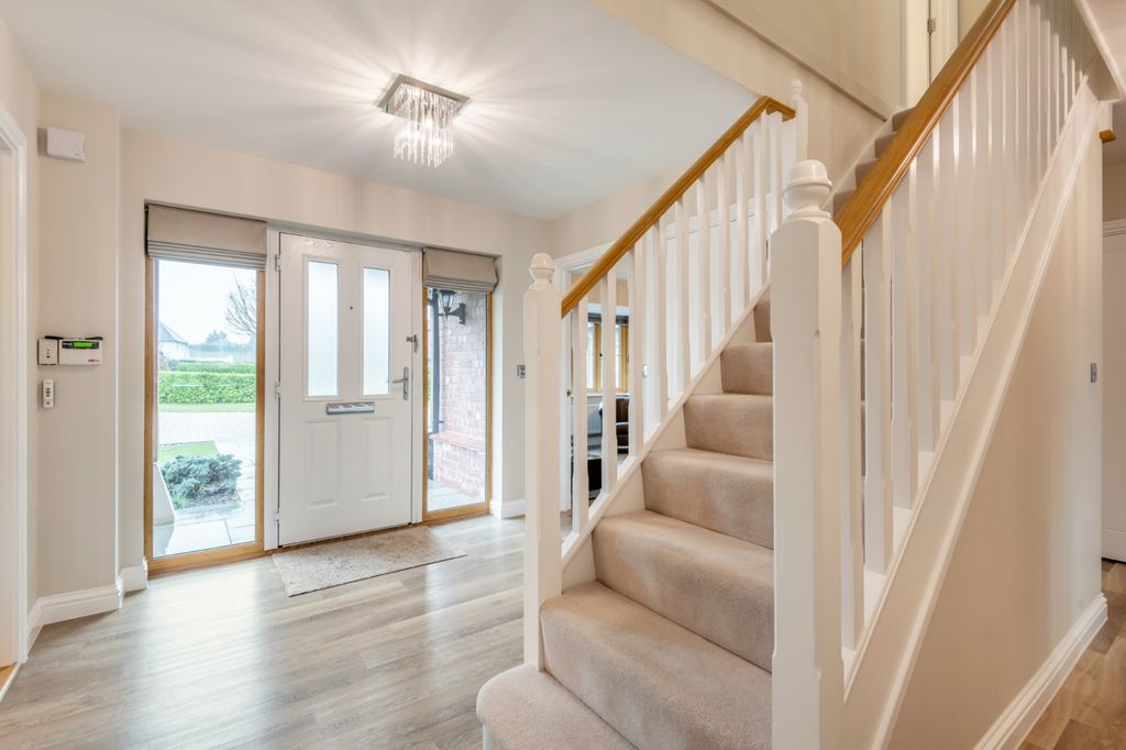 Property photo 3 of 19 Entry Hall