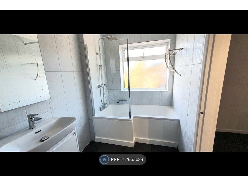 Property photo 3 of 18 Family Bathroom