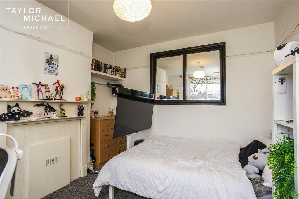 Property photo 2 of 15 Bedroom