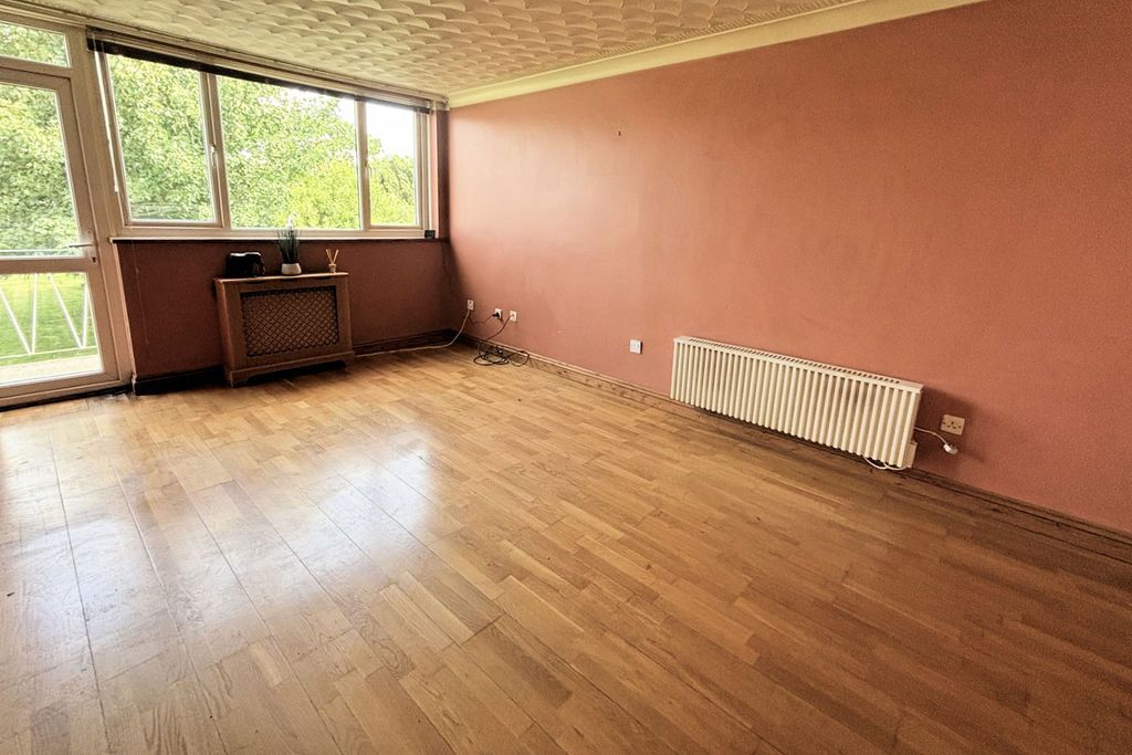 Property photo 3 of 9 Lounge