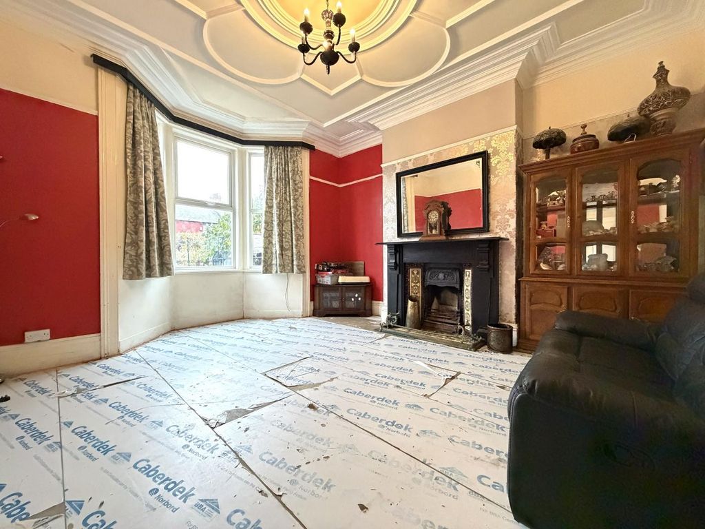 Property photo 3 of 20 Lounge