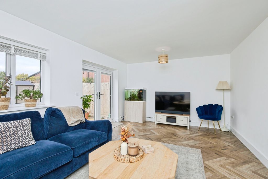 Property photo 2 of 20 Lounge